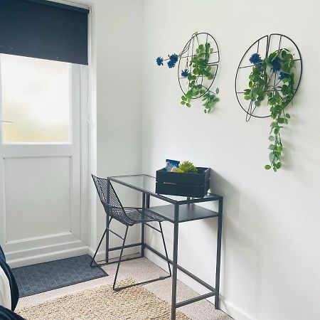 Lovely 1 Bed Home Near Hospital, With Parking & Garden Work Contractor Leisure, Sapphire كامبريدج المظهر الخارجي الصورة